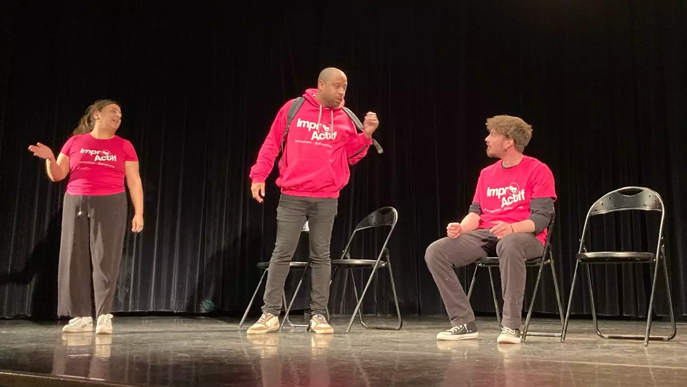 Comédiens ImproActif jouent les saynètes de harcèlement scolaire en Théâtre Forum